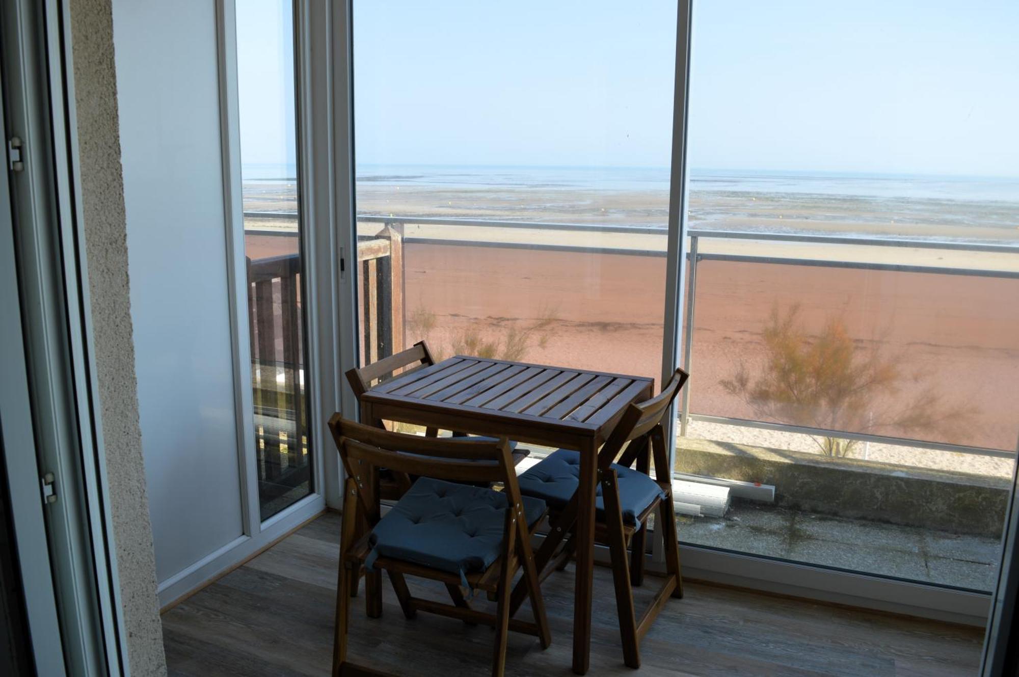 Mettons Les Voiles - Appt Vue Mer Avec Loggia Bernieres-sur-Mer Exterior photo